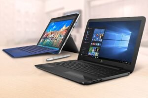 شخص يقوم بفحص شاشة لوحة مفاتيح لاب توب مستعمل في محل تقني، مع وجود أدوات فحص برمجية تظهر على الشاشة