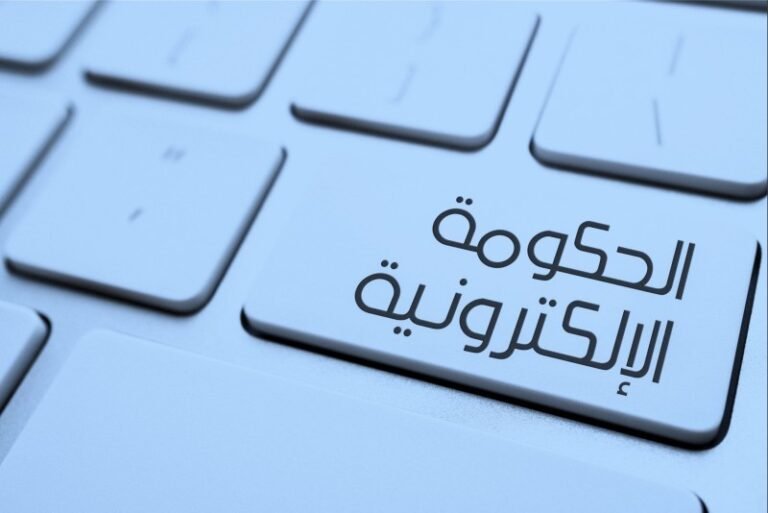 هاتف ذكي يعرض واجهة تطبيق سند الأردني مع أيقونات الهوية الرقمية والخدمات الحكومية، بجانب بطاقة الأحوال المدنية الذكية